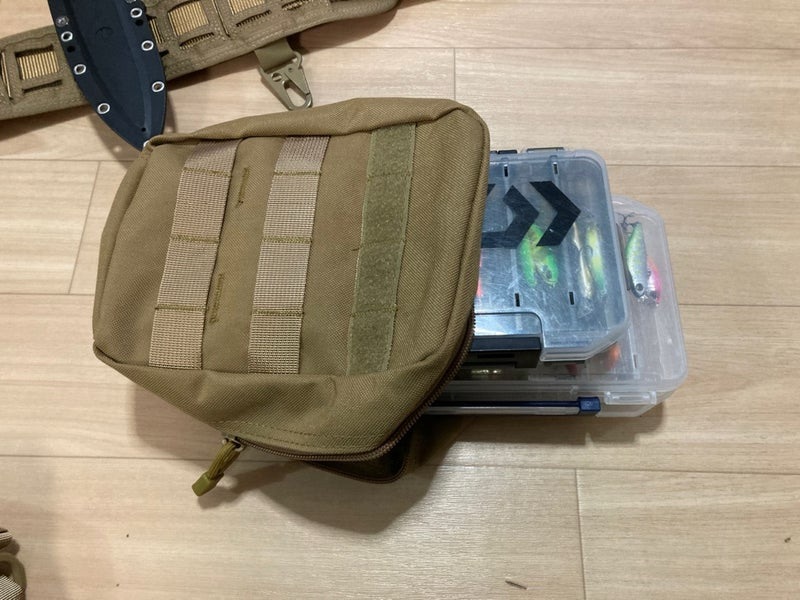 渓流釣りで使用しているウェビングのタクティカルベルト（フィッシングベルト）に装着している、ルアーケース入れのミリタリーポーチ（メディックポーチ）