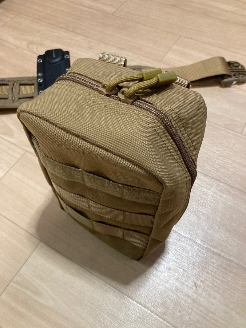 渓流釣りで使用しているウェビングのタクティカルベルト（フィッシングベルト）に装着している、ミリタリーポーチ（メディックポーチ）にルアーケースを２つ入れた状態