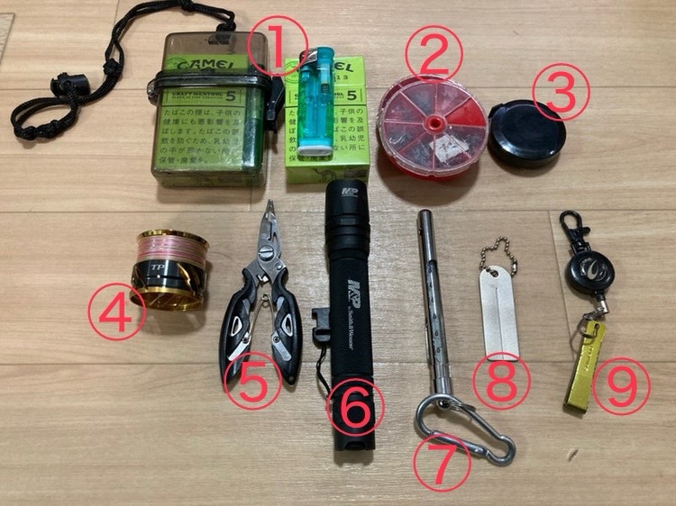 渓流釣りで使用しているウェビングのタクティカルベルト（フィッシングベルト）に装着している、ミリタリーポーチ（メディックポーチ）に入れている釣り道具