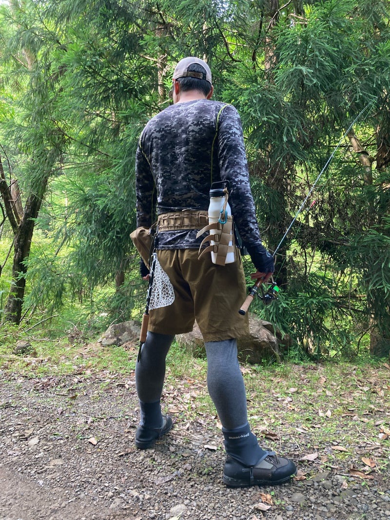 釣り用のベルトを装着SHひろあきのウエットウエーディング装備
ベルトには魚籠水筒、ロッドホルダー、フィッシュナイフ、ランディングネット、ミリタリーポーチがつけられている