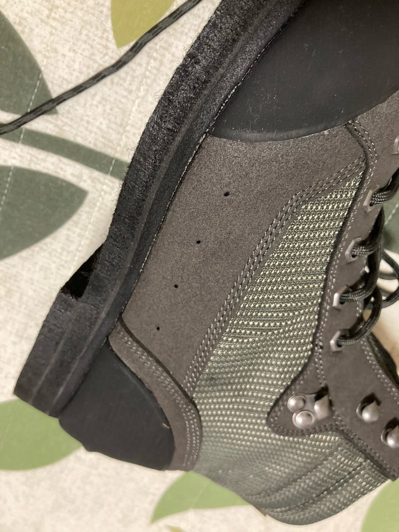 仕様変更で数が変わったリトルプレゼンツライトウエイトWDシューズの水抜き穴