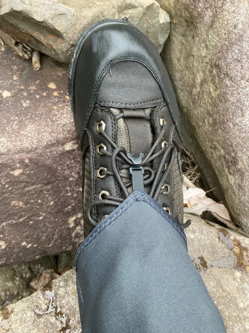 渓流でリトルプレゼンツライトウエイトWDシューズを着用して休憩