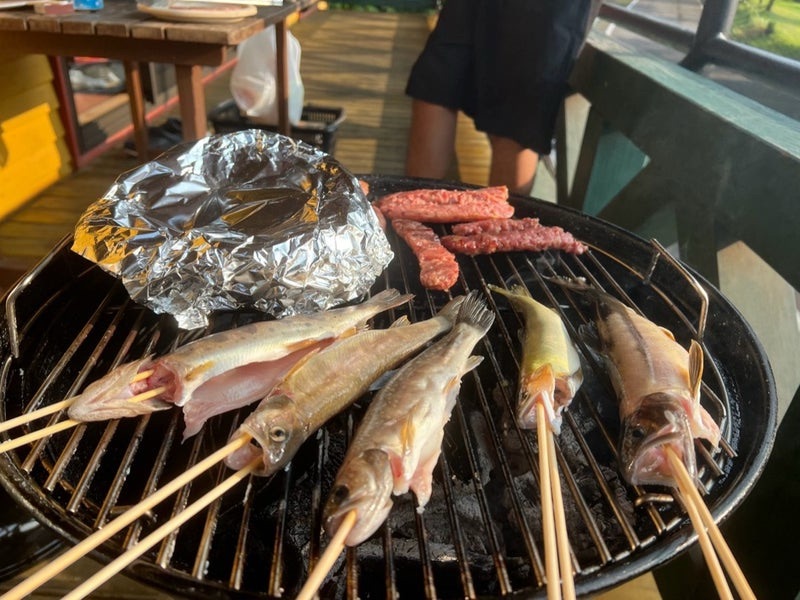 渓流で釣ったアマゴ・イワナを炭火で塩焼きに