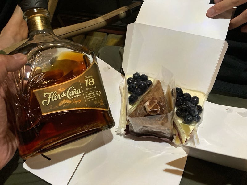 デザートにラム酒、フロール・デ・カーニャをかけて