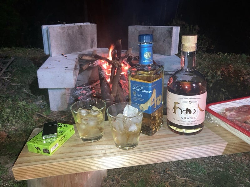 焚火を囲んでウイスキーで乾杯