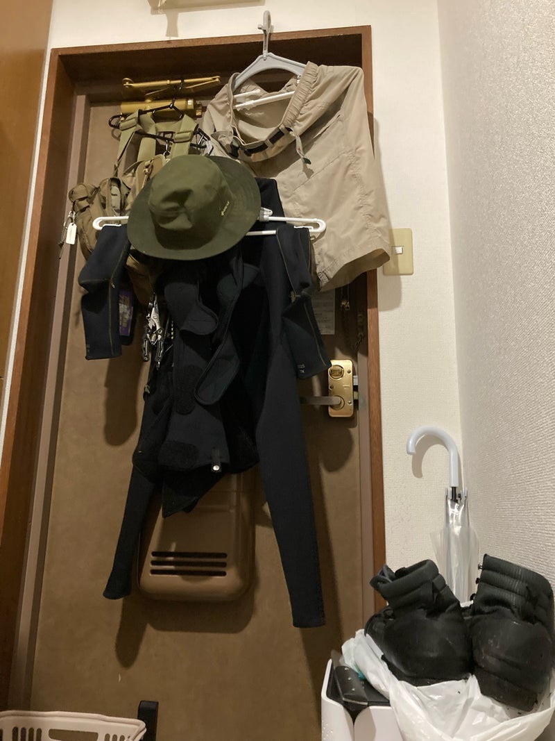 装備を洗って扇風機で乾燥中