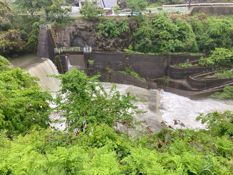 5月、大雨のあとで大増水の亀尾島川の堰堤（水は濁ってる）