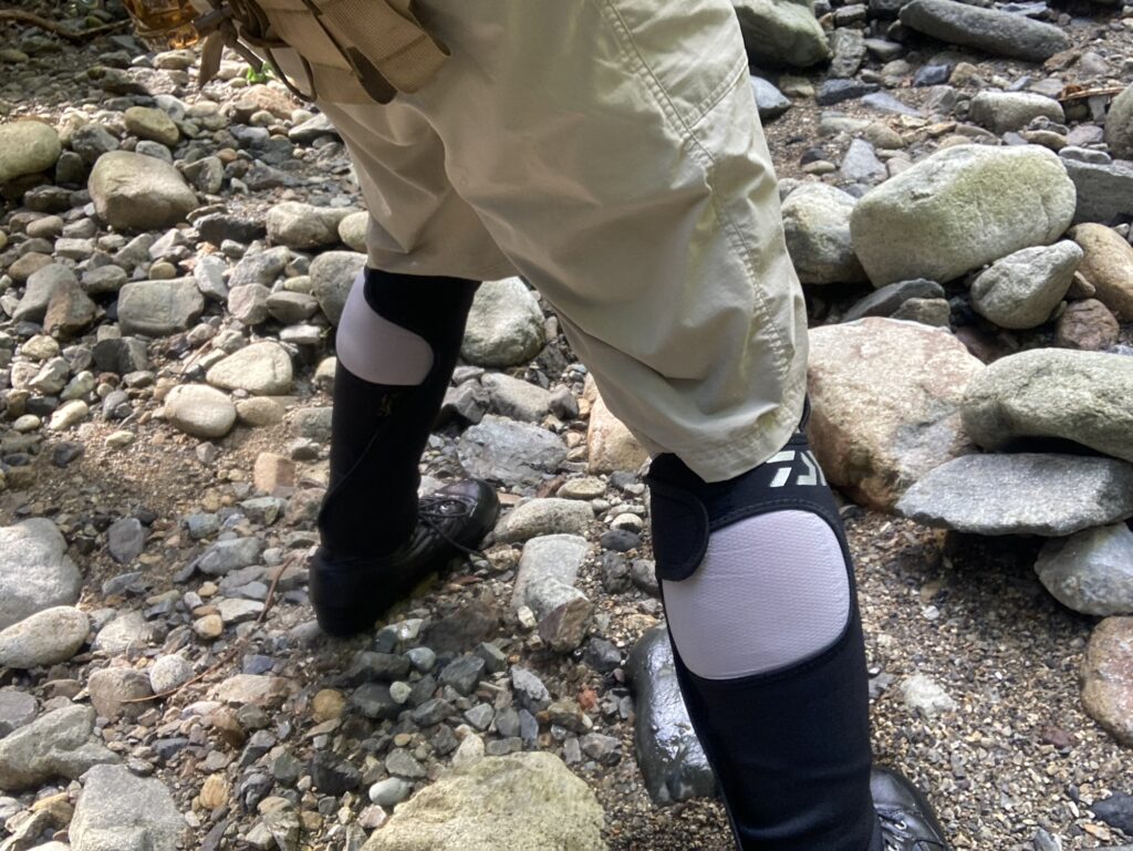 渓流釣りのウエーディングでミレーの防虫（インセクトシールド付き）タイツを着用したSHひろあき