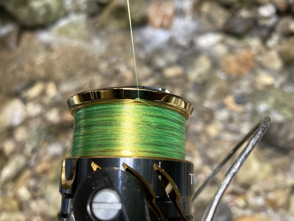 スプール内でがっちり絡まって結び目ができているナイロンライン。ヤマトヨテグス ファメルトラウト サイトver4lb