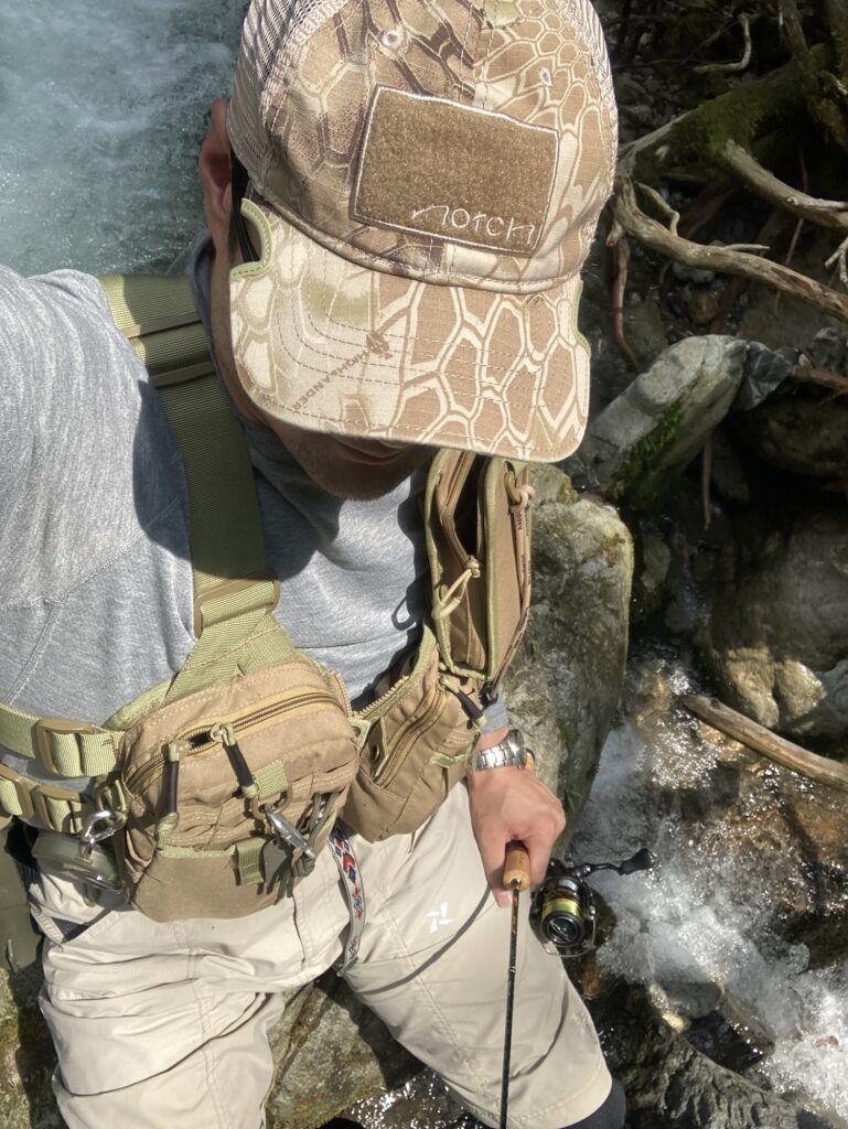 吉田川の枝沢釣行でのウエットウエーディング装備でインセクトシールド付きのシャツを着用するSHひろあき。