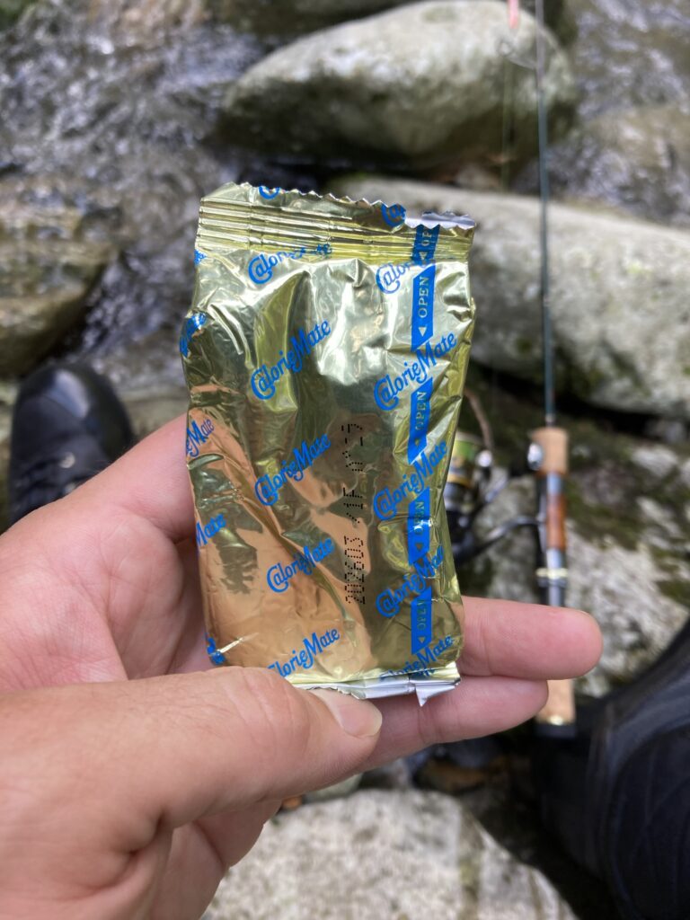 粉々になっていた渓流釣りのランチ、カロリーメイト