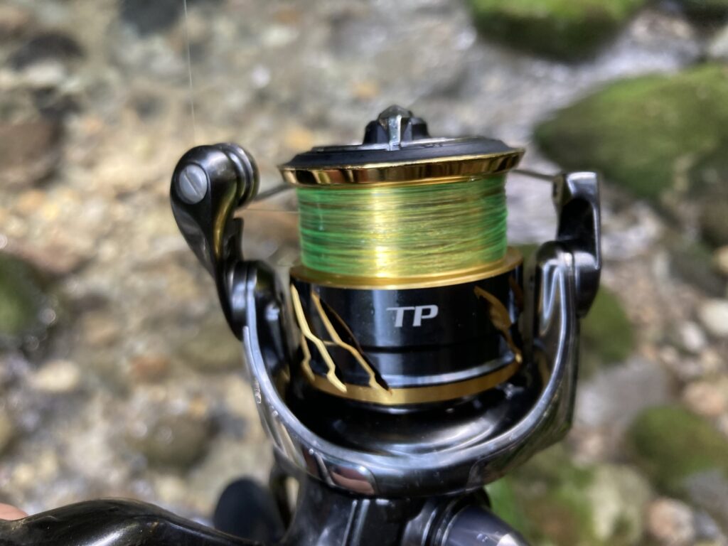 スプール内でがっちり絡まって結び目ができているナイロンライン。ヤマトヨテグス ファメルトラウト サイトver4lb