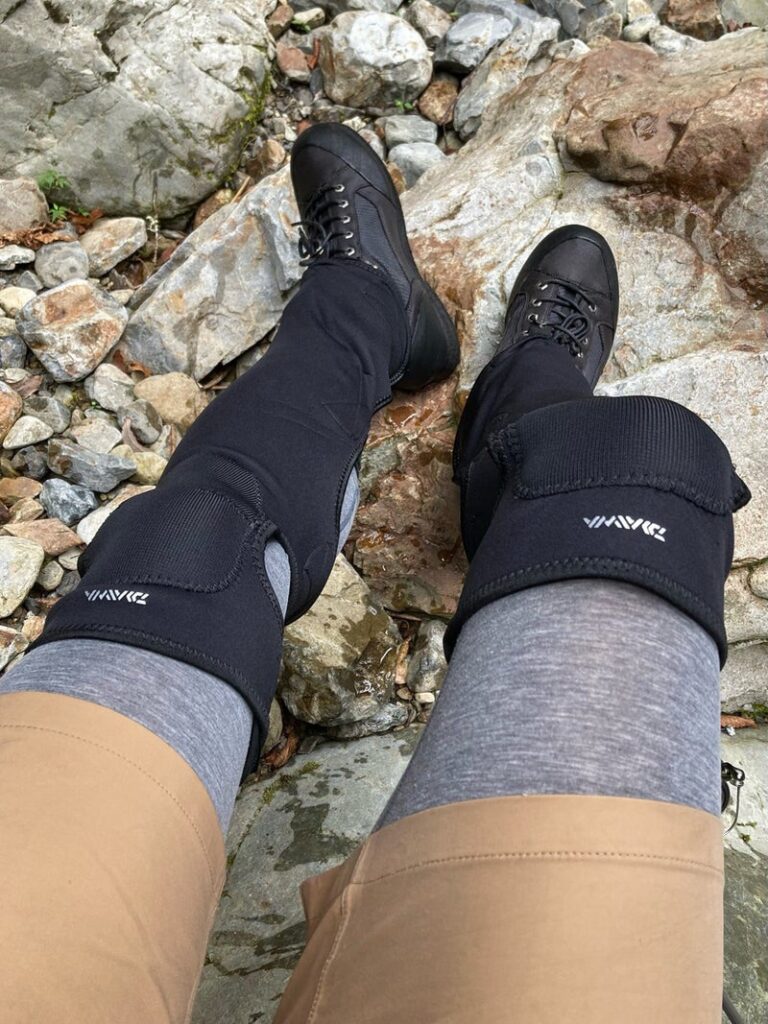 渓流釣りでダイワ ネオゲーター NG-400と防虫（インセクトシールド）タイツを着用したウエットウエーディング（ゲータースタイル）装備のSHひろあき