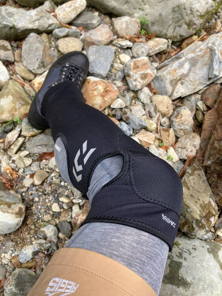 ダイワ ネオゲーター NG-400を着用したウエットウエーディング（ゲータースタイル）装備のSHひろあきの足元