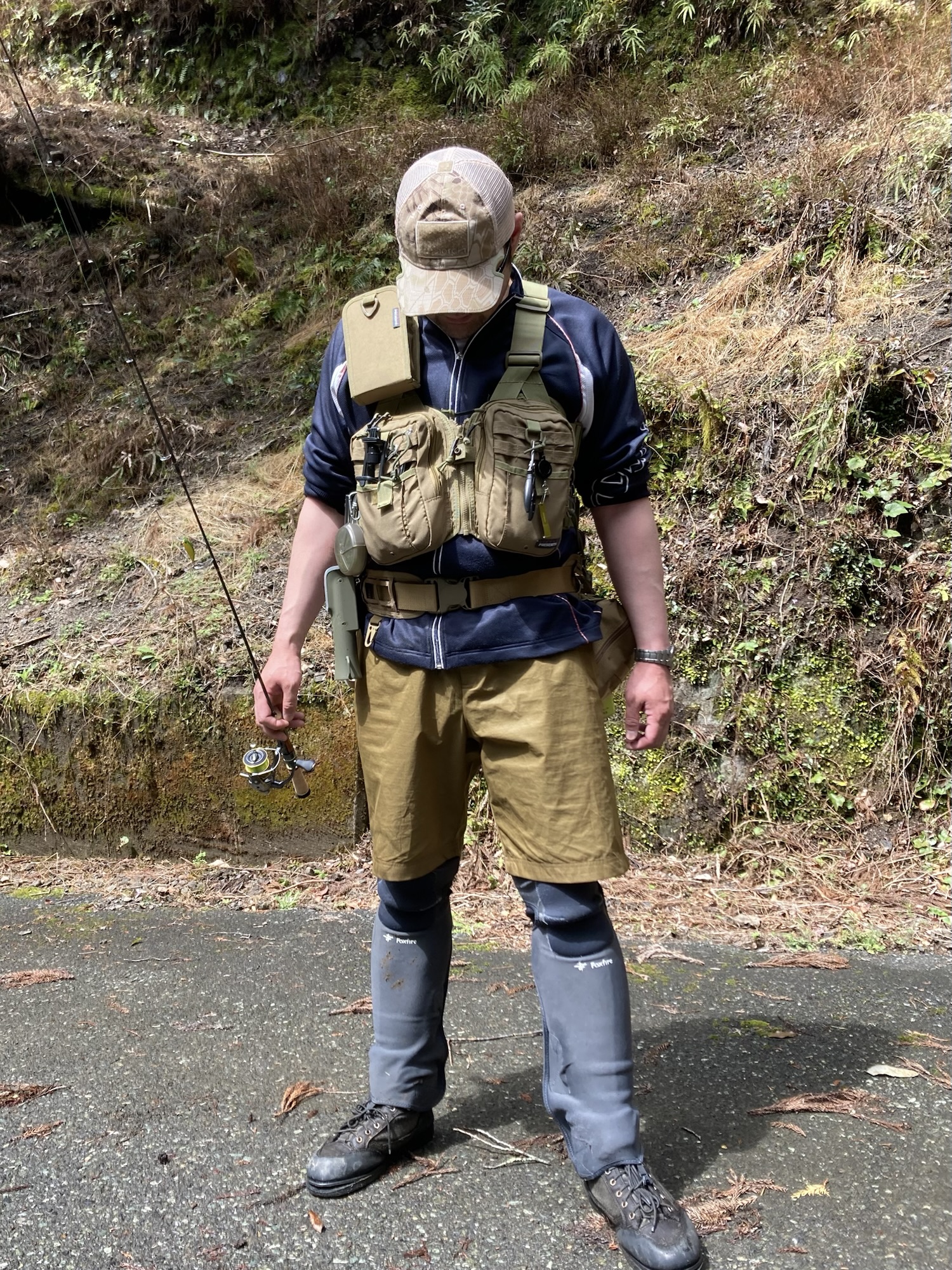 SHひろあきのウエットウエーディング（ゲータースタル）装備
ノッチnotchのキャップ、リトルプレゼンツのベスト、モールベルトを装着している