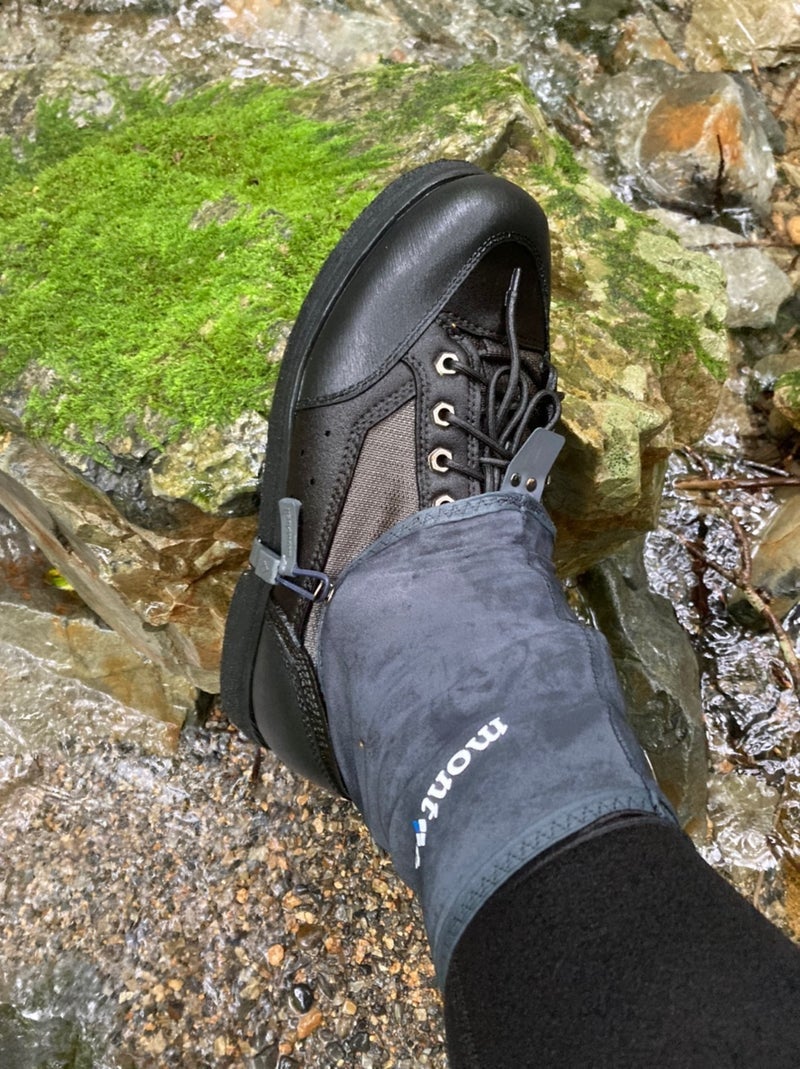 渓流でSHひろあきが履くリトルプレゼンツ　ライトウエイトウエーディングシューズ