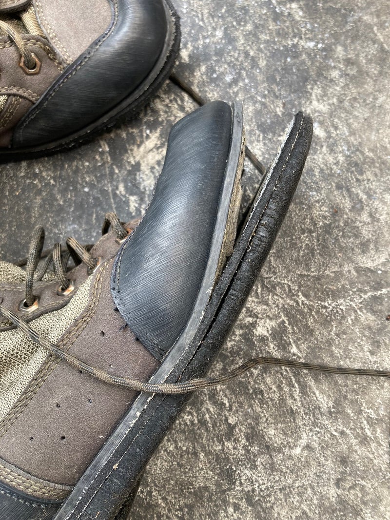 爪先が剥がれたリトルプレゼンツ　ライトウエイトウエーディングシューズ