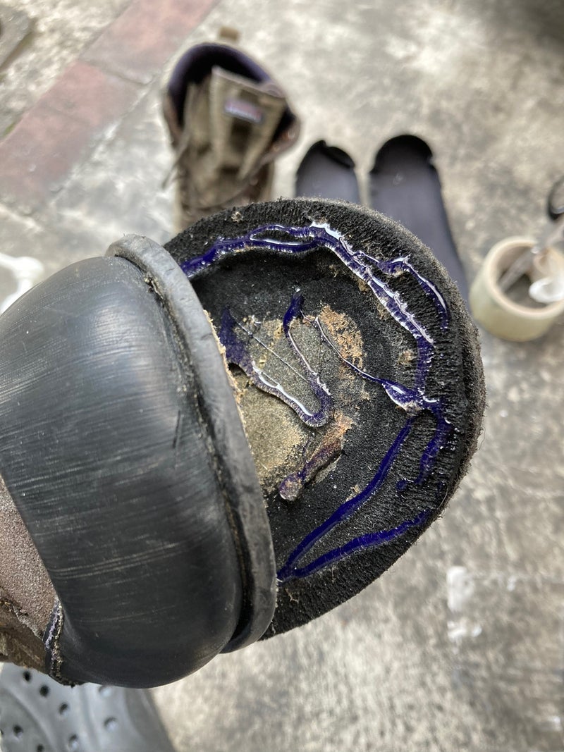 接着剤、コニシウルトラ多用途SUプレミアムハードを塗布したリトルプレゼンツ　ライトウエイトウエーディングシューズ