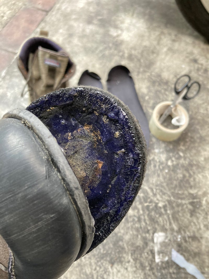 接着剤、コニシウルトラ多用途SUプレミアムハードを塗布したリトルプレゼンツ　ライトウエイトウエーディングシューズ