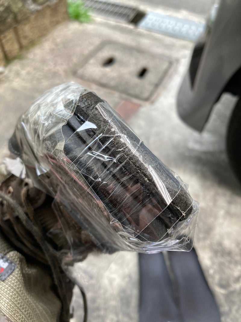 接着剤、コニシウルトラ多用途SUプレミアムハードを塗布し、テープで圧着中のリトルプレゼンツ　ライトウエイトウエーディングシューズ