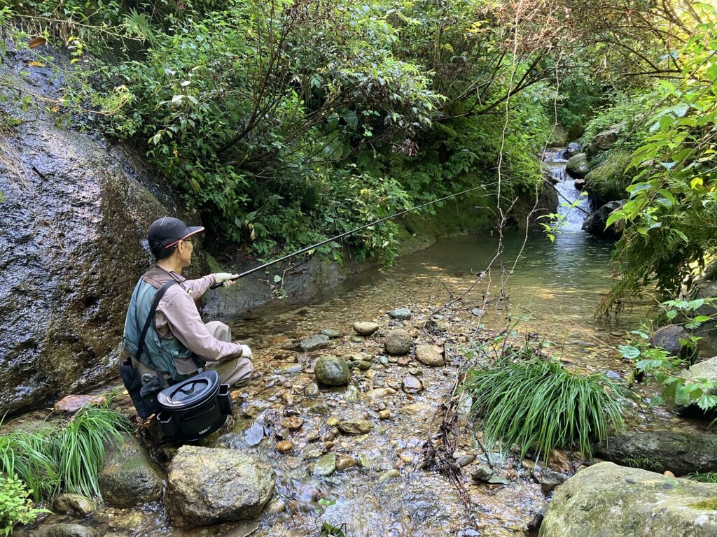 枝沢の好ポイントを探るアメブロ友達の海川山野さん