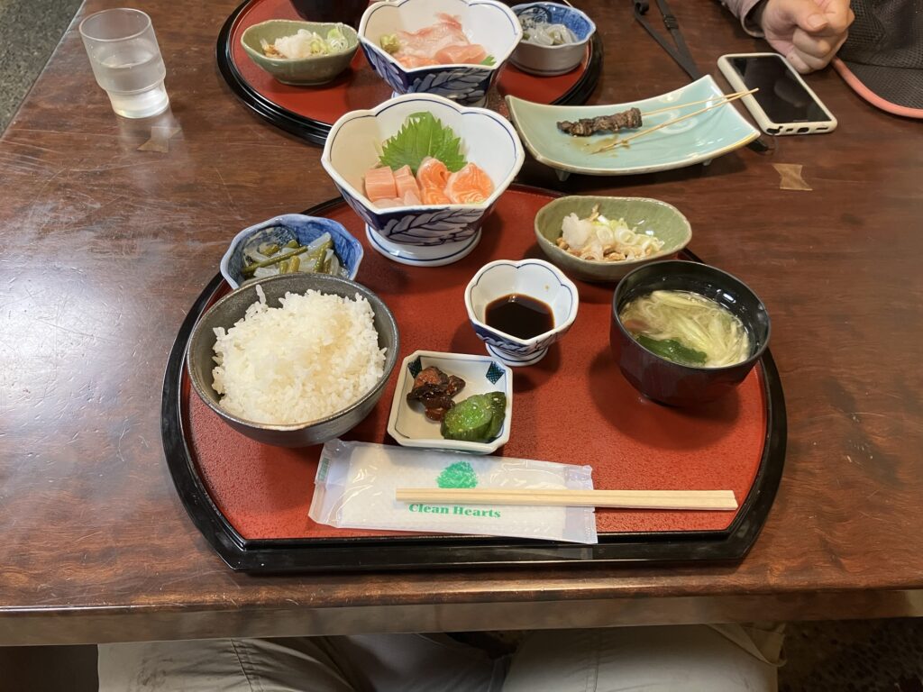 金沢市の飲食店でランチに頂いた刺身定食。