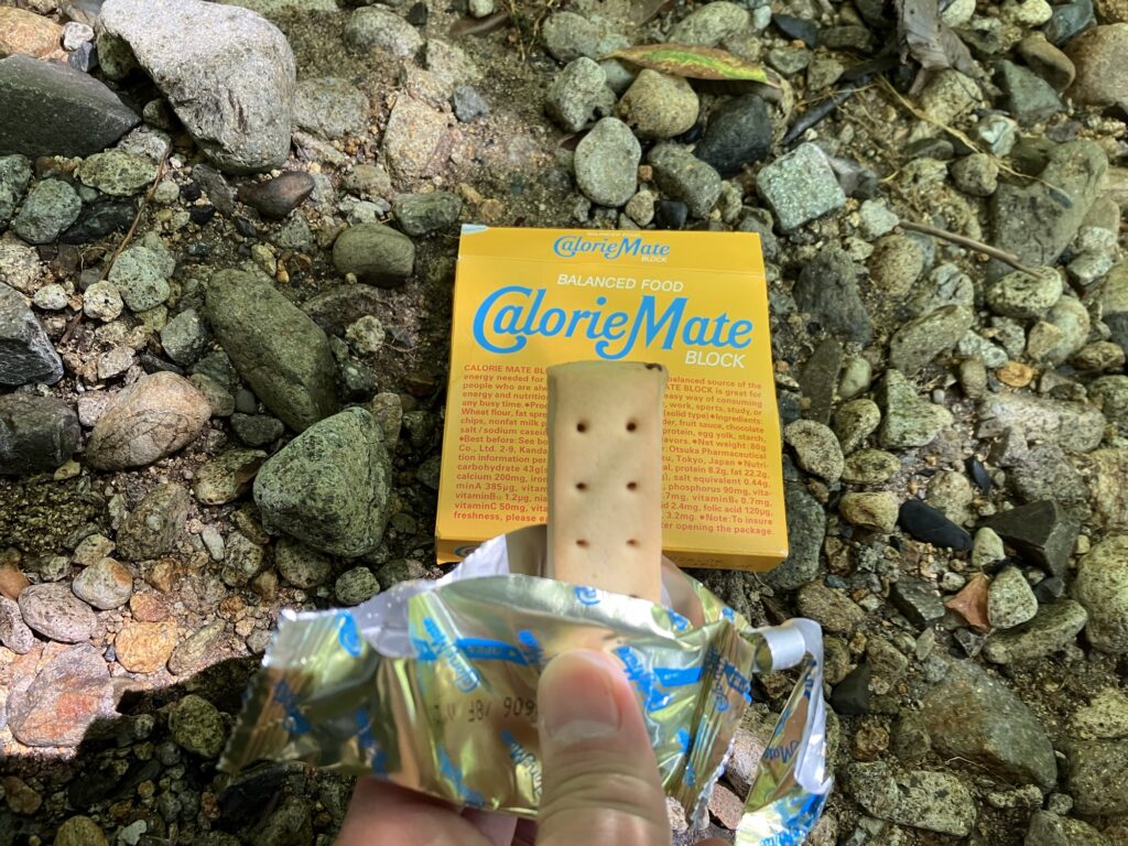 渓流でのいつものランチ、カロリーメイト