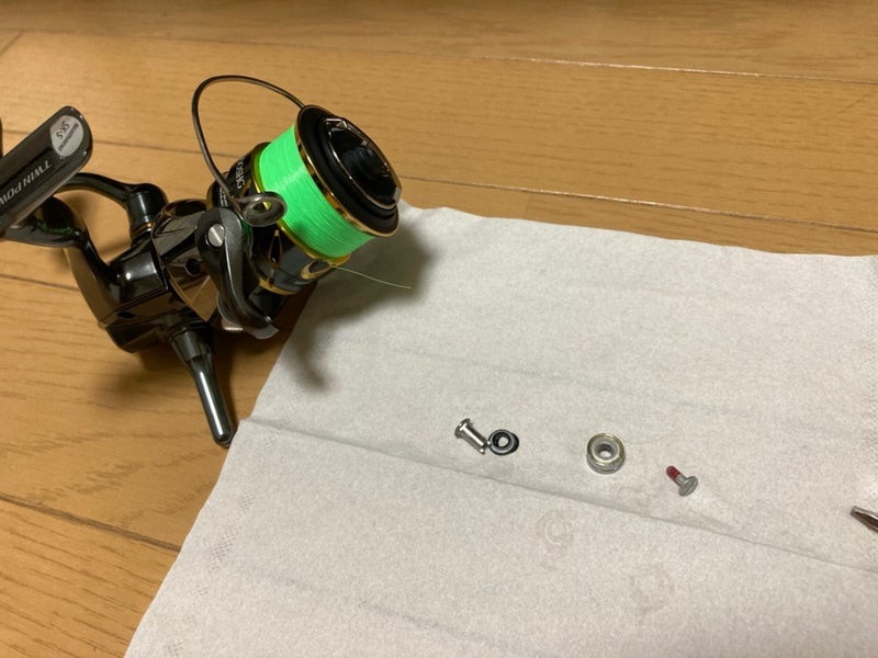 スピニングリールのラインローラー部分をメンテナンスで分解してでてきた部品。(シマノ ツインパワー)