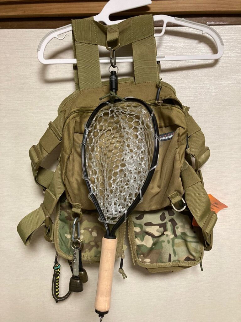 リトルプレゼンツのV23ストラップベストにマグネットリリーサーで固定したSMITH　ミニラバーネット　コルク40