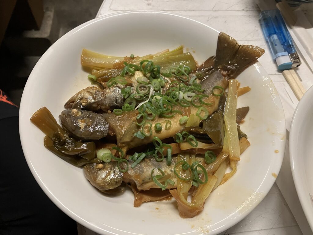 BBQで作ったアマゴとイワナの煮付け(九州風味)