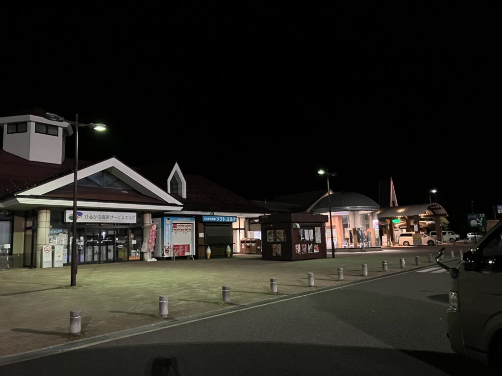 夜のひるがの高原サービスエリアの外観。照明が灯り、静かな雰囲気が漂っている。