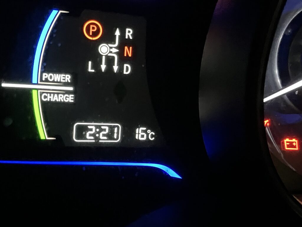 車のメーター画面を示し、午後2時21分と気温16℃を表示している。