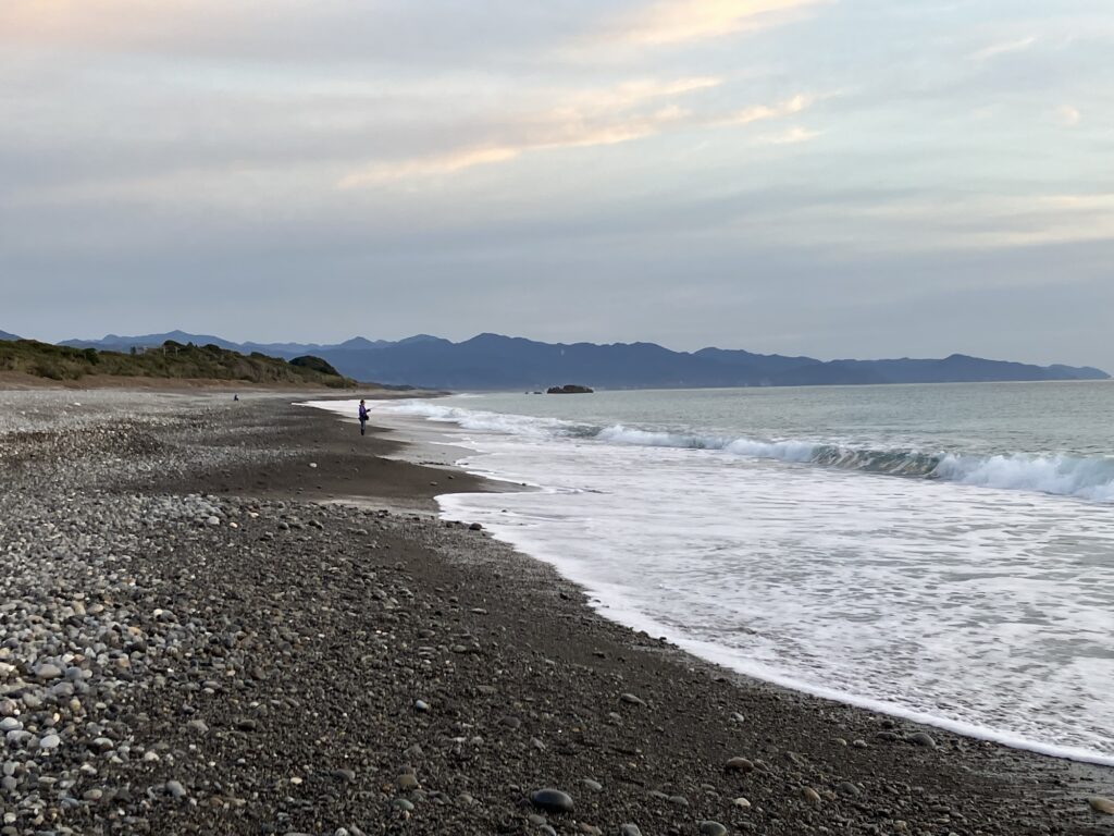 朝の七里御浜の様子