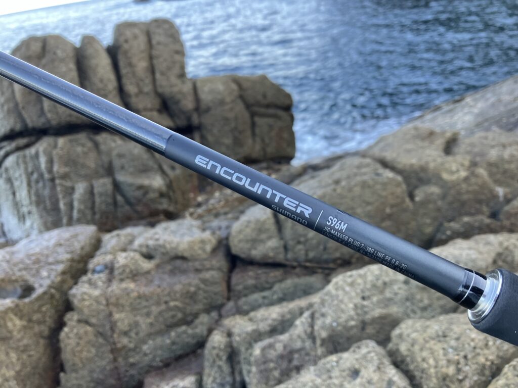 シマノのエンカウンターS96Mロッドが岩場に置かれている画像