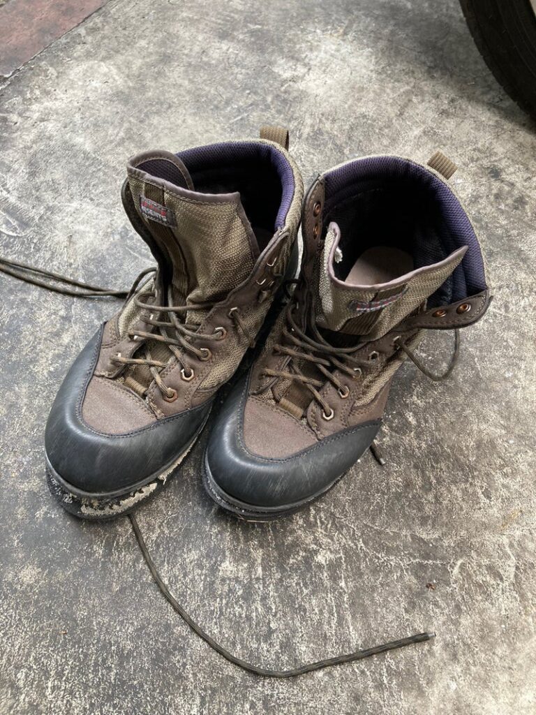 あちこち剥がれてボロボロになったリトルプレゼンツ　ライトウエイト　ウエーディングシューズを修理