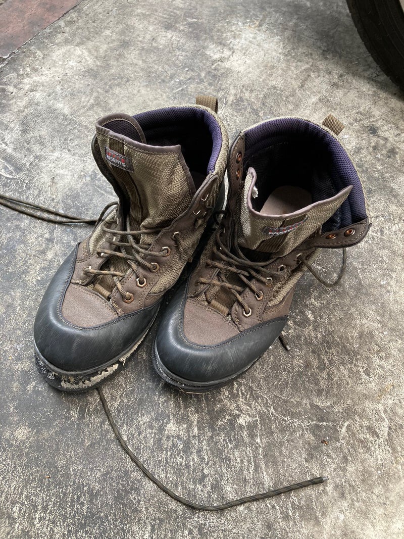 あちこち剥がれてボロボロになったリトルプレゼンツ　ライトウエイト　ウエーディングシューズを修理