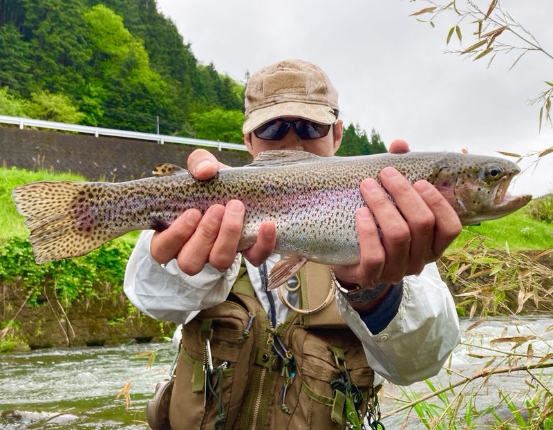 5月、大雨のあとで大増水の長良川水系の郡上エリアにある栗巣川。強い流れで濁っていたが、大きなニジマス（レインボートラウト）を釣ったゲータースタイル（ウエットウエーディング）装備のSHひろあき
