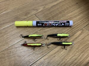 工事用のマーカーペンで視認性を高めたルアーの画像。
